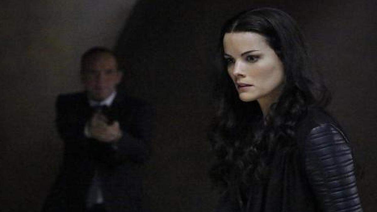 
Clark Gregg as Agent Coulson (background) and Jaime Alexander as Lady Sif (right) in “Marvel's Agents Of S.H.I.E.L.D.” 
