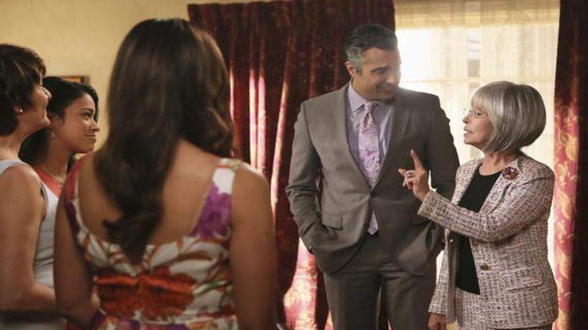 
 (L-R): Gina Rodriguez as Jane, Ivonne Coll as Alba, Andrea Navedo as Xo, Jaime Camil as Rogelio and Rita Moreno as Liliana in “Jane the Virgin.” 
