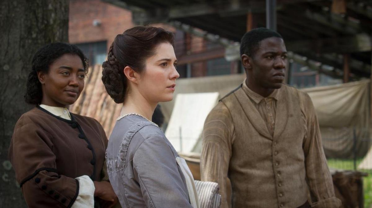 (L-R): Charlotte Jenkins (Patina Miller), Nurse Mary Phinney (Mary Elizabeth Winstead) and Samuel Diggs (McKinley Belcher III) in “Mercy Street.”