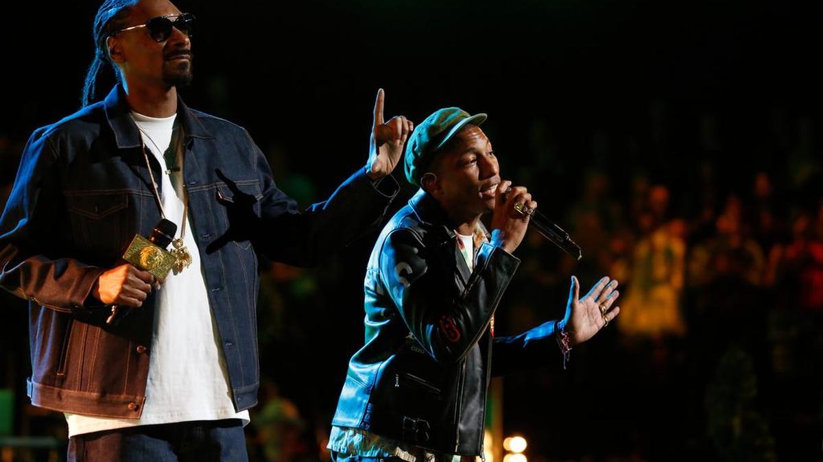 
Guest Snoop Dogg and show mentor Pharrell Williams perform on last week’s episode of “The Voice.” 
