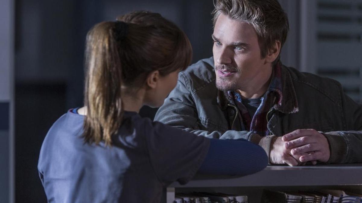 Devin Kelley as Julie and Riley Smith as Frank in “Frequency” on The CW.