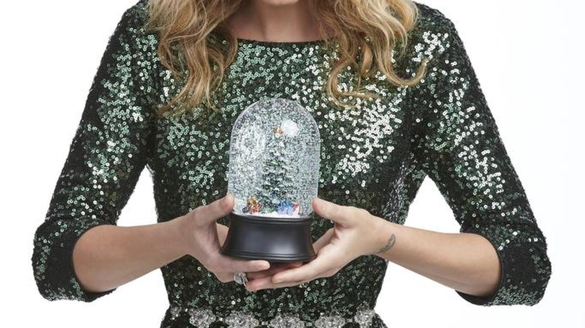 Jennifer Nettles returns to host “CMA Country Christmas” on ABC.