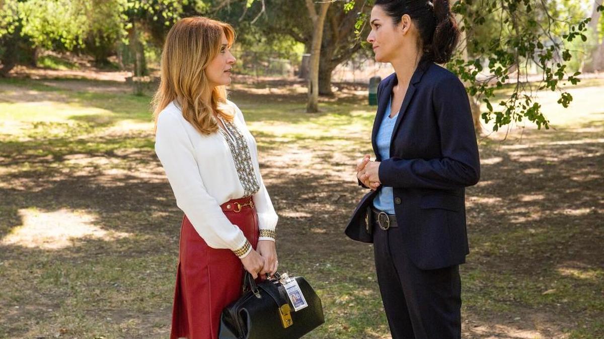 Sasha Alexander, left, as Dr. Maura Isles, and Angie Harmon as Det. Jane Rizzoli in “Rizzoli & Isles” on TNT.