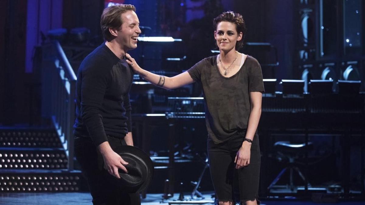 “Saturday Night Live” cast member Beck Bennett, left, with this week’s host, Kristen Stewart.
