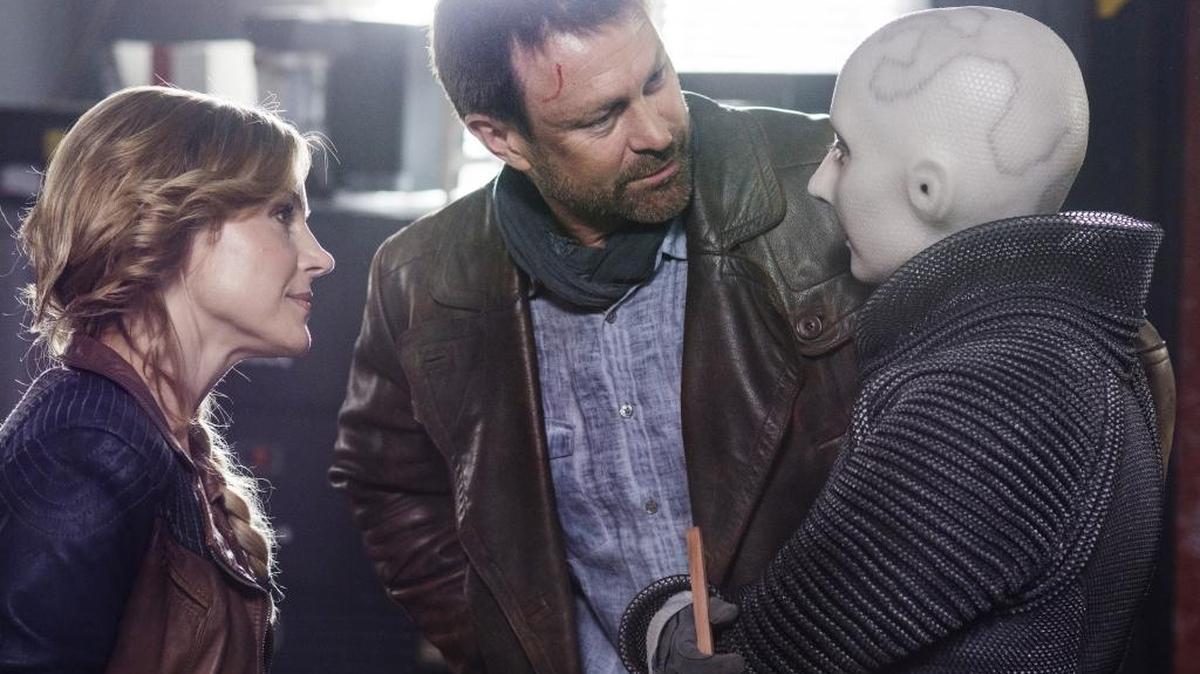 
Julie Benz (left) as Amanda Rosewater, Grant Bowler as Joshua Nolan and Trenna Keating (far right) as Doc Yewll in Syfy’s “Defiance.”


