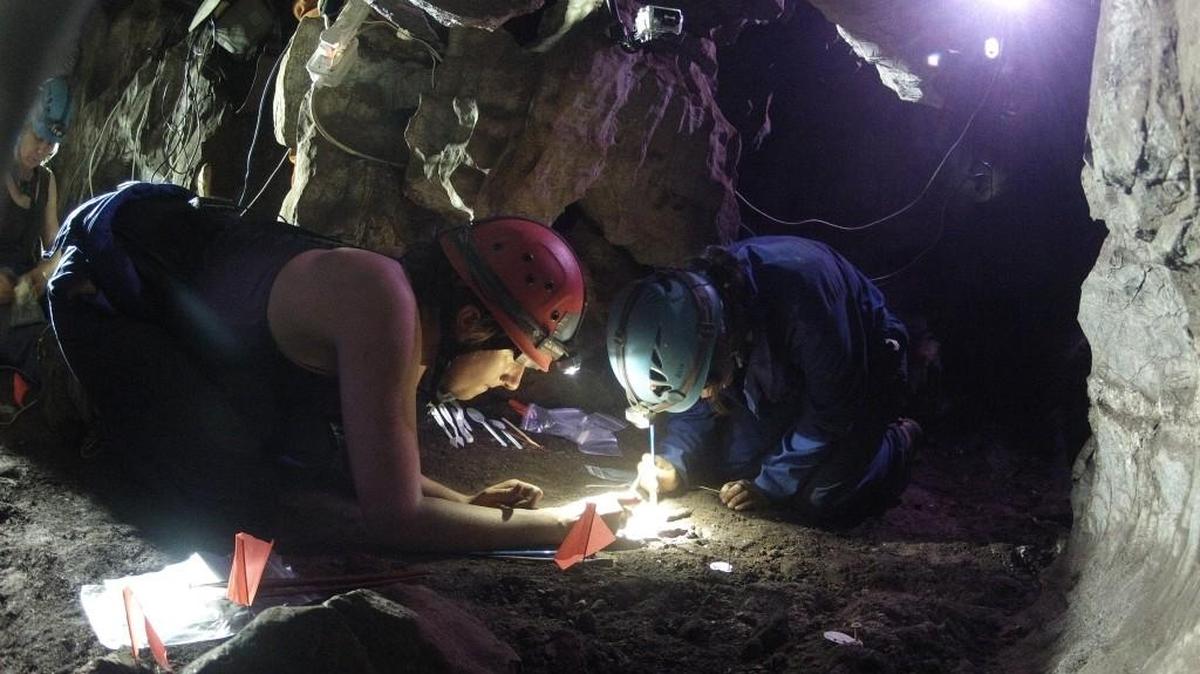 
Scientists Hannah Morris and Alia Gurtov busy excavating at Rising Star.
