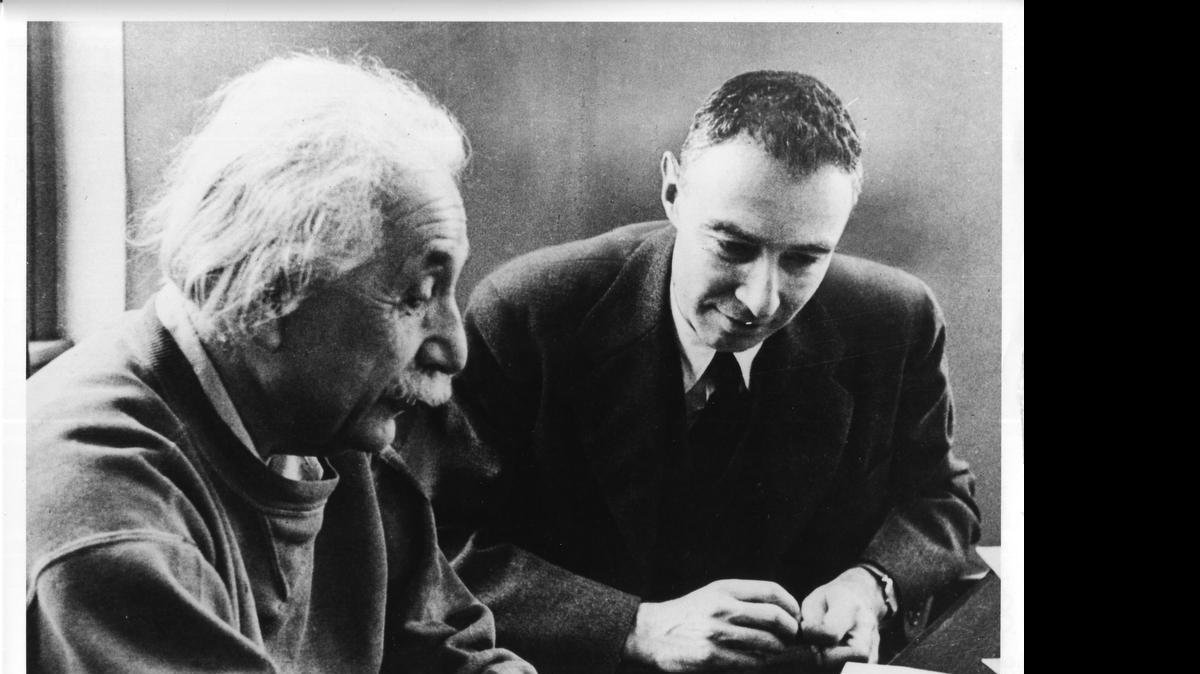 
Albert Einstein (left) and Robert Oppenheimer

