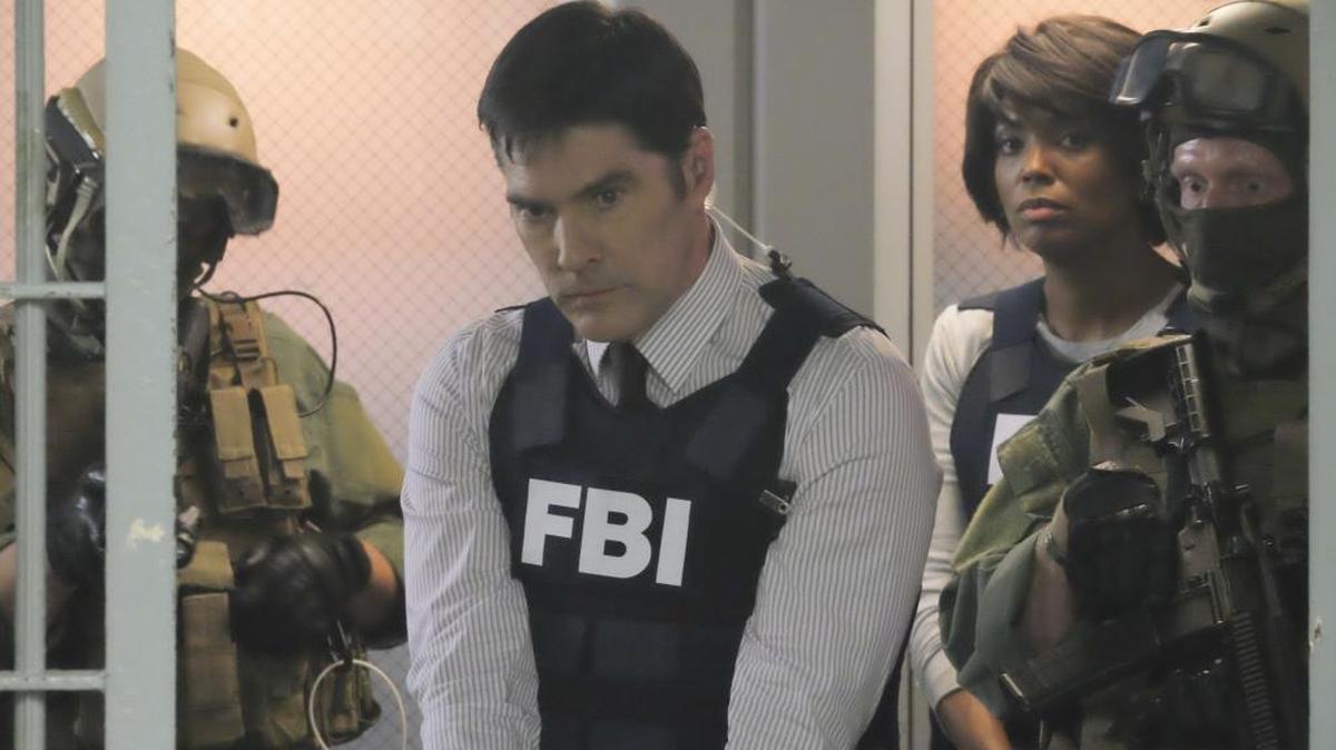 The BAU is shocked when SWAT apprehends Hotch (Thomas Gibson) and accuses him of conspiracy.