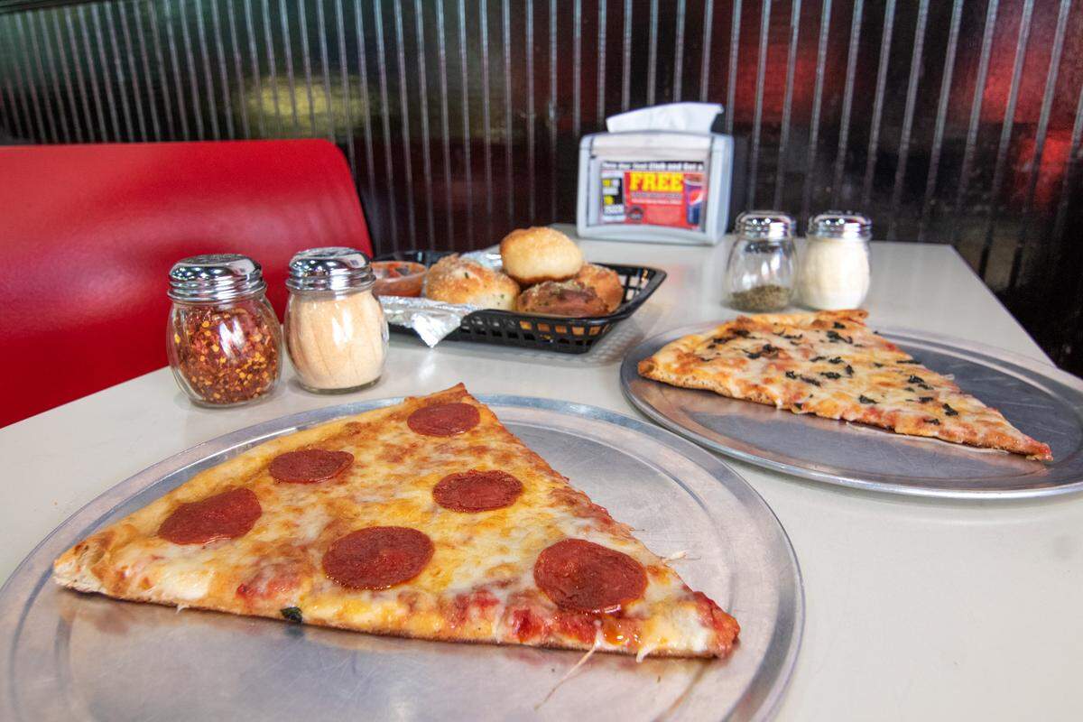 500 Degrees Pizzaria has New York style pizzas which they also sell by the slice. Garlic knots come with a healhy side of marinara.