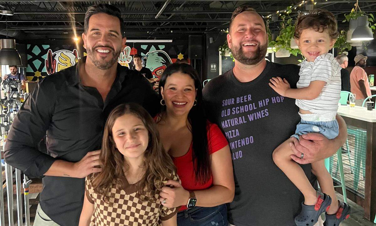 “Que Delicia: El Sabor De America” host Jesús Diaz and the Glunt family.
