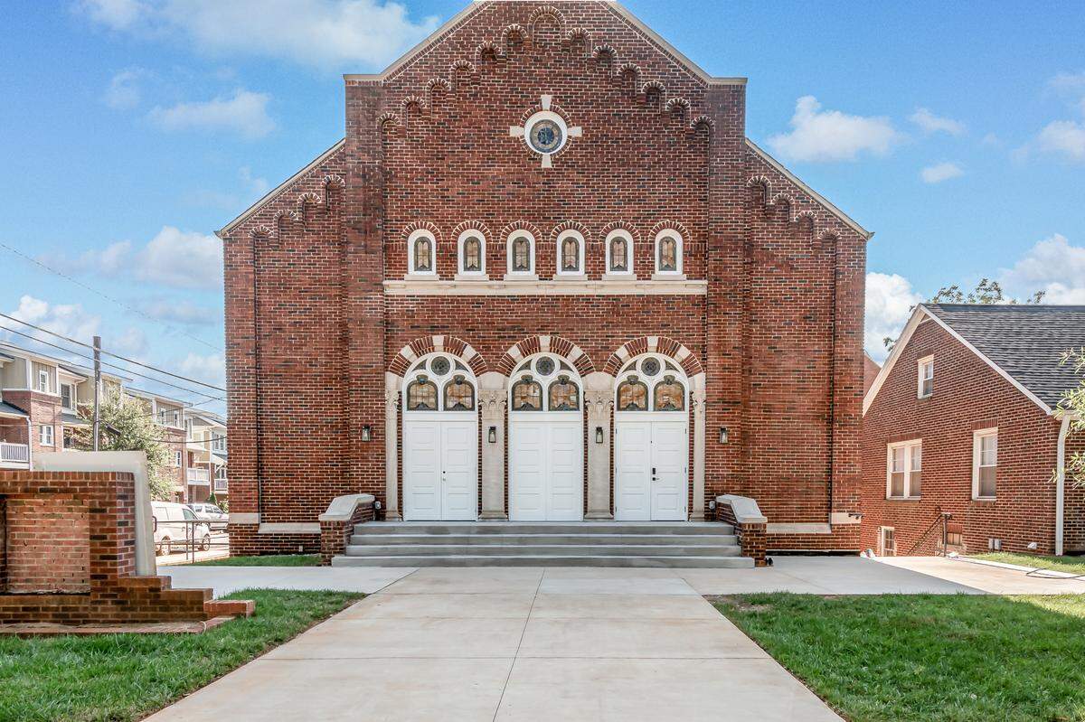 The Arches located at 201 Grandin Rd, Charlotte, NC 28208.