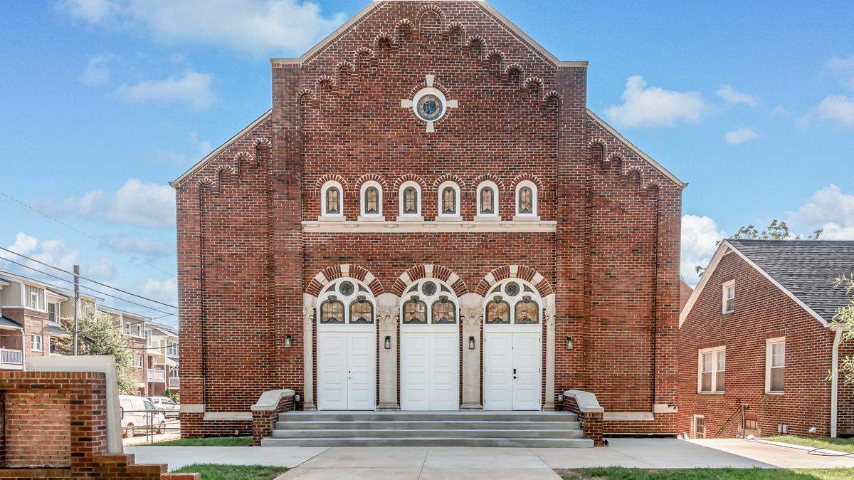 The Arches located at 201 Grandin Rd, Charlotte, NC 28208.