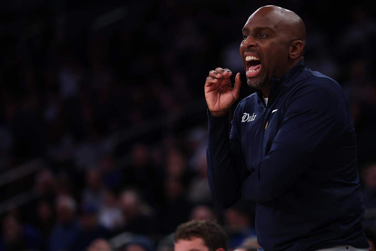 Duke assistant head coach Emanuel Dildy during the 2025 Champions Classic.