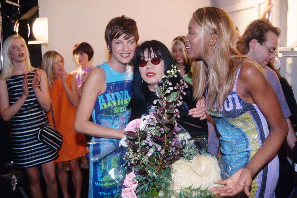 Linda Evangelista, left, Anna Sui and Naomi Campbell hang out backstage at Sui’s Spring 1996 show in New York City.