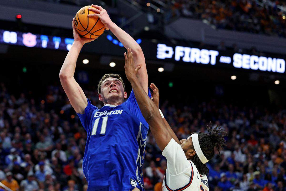 Creighton Bluejays center Ryan Kalkbrenner (11) shoots the ball against Auburn Tigers guard Chad Baker-Mazara (10) during the second half in the second round of the 2025 NCAA Tournament at Rupp Arena.