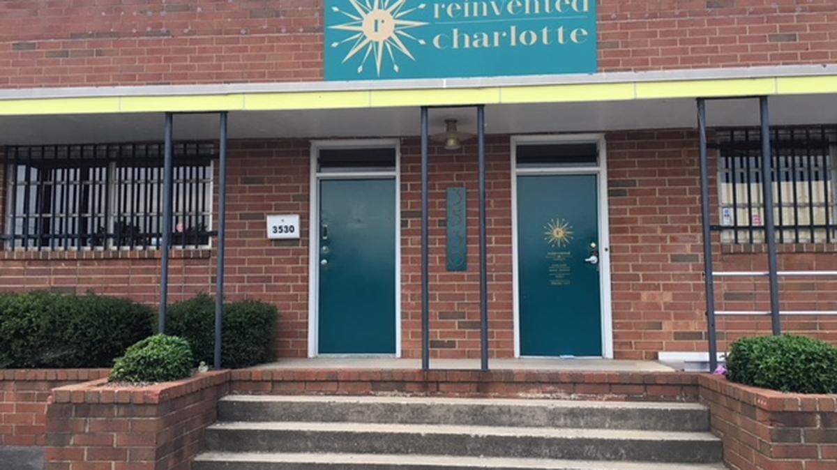 Customers and suppliers are complaining that a Charlotte furniture store abruptly closed without paying them thousands of dollars they’re owed or delivering merchandise.