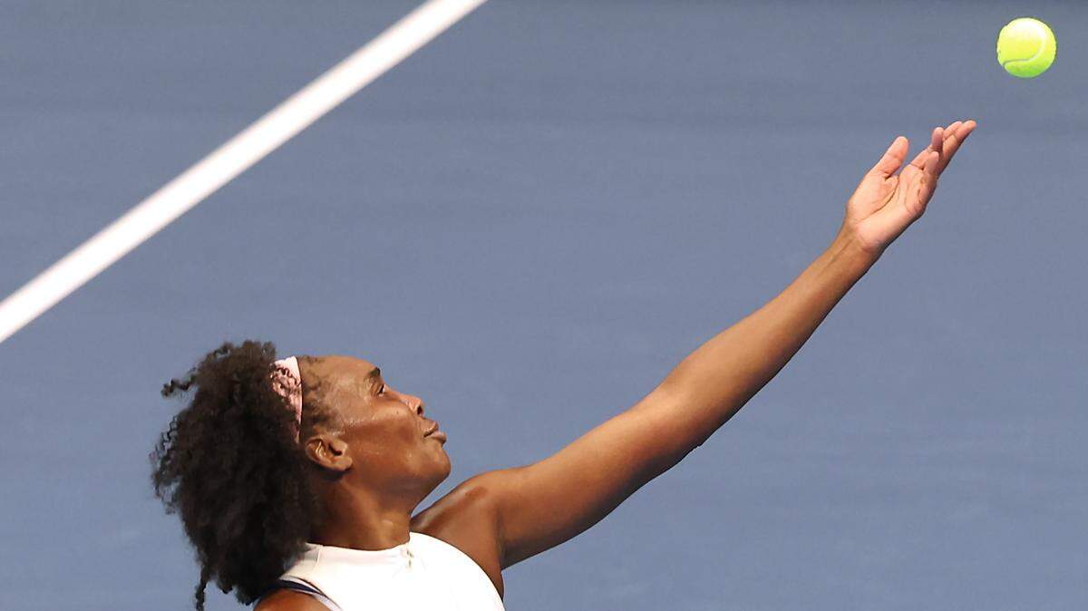 Venus Williams prepares to serve to Madison Keys during their match in the Charlotte Invitational on Thursday, December 4, 2025 at Spectrum Center in Charlotte, NC.