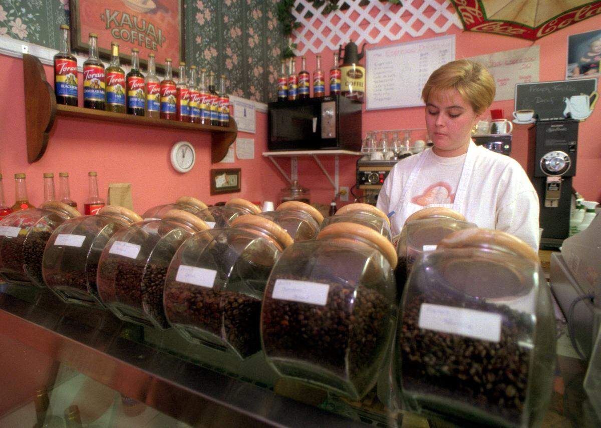 12/08/96 6L DAVID T. FOSTER III/Staff Wendy Deninger, co-owner of Downtown Coffee & Cream in Kings Mountain, straightens some of the coffee bean jars at the shop. (UNPUBLISHED NOTES:) (12/5/96 PRESSLEY) Wendy Deninger, co-owner of Downtown Coffee and Cream in Kings Mountain, straightens some of the coffe bean jars at the shop. DAVID T. FOSTER, III/STAFF