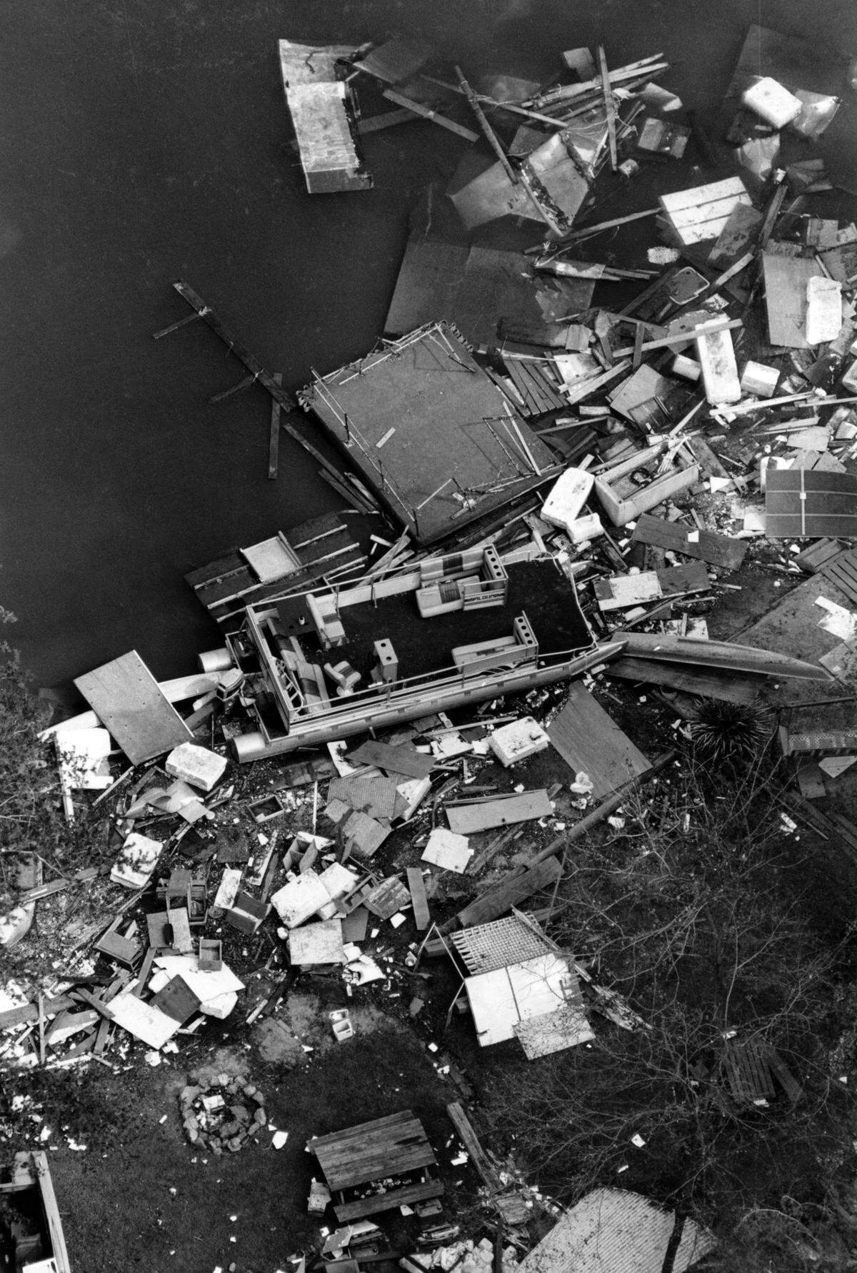 09/23/1989   Debris including a pontoon boat washed onto the shores of Lake Norman.GARY O’BRIEN - gobrien@charlotteobserver.com