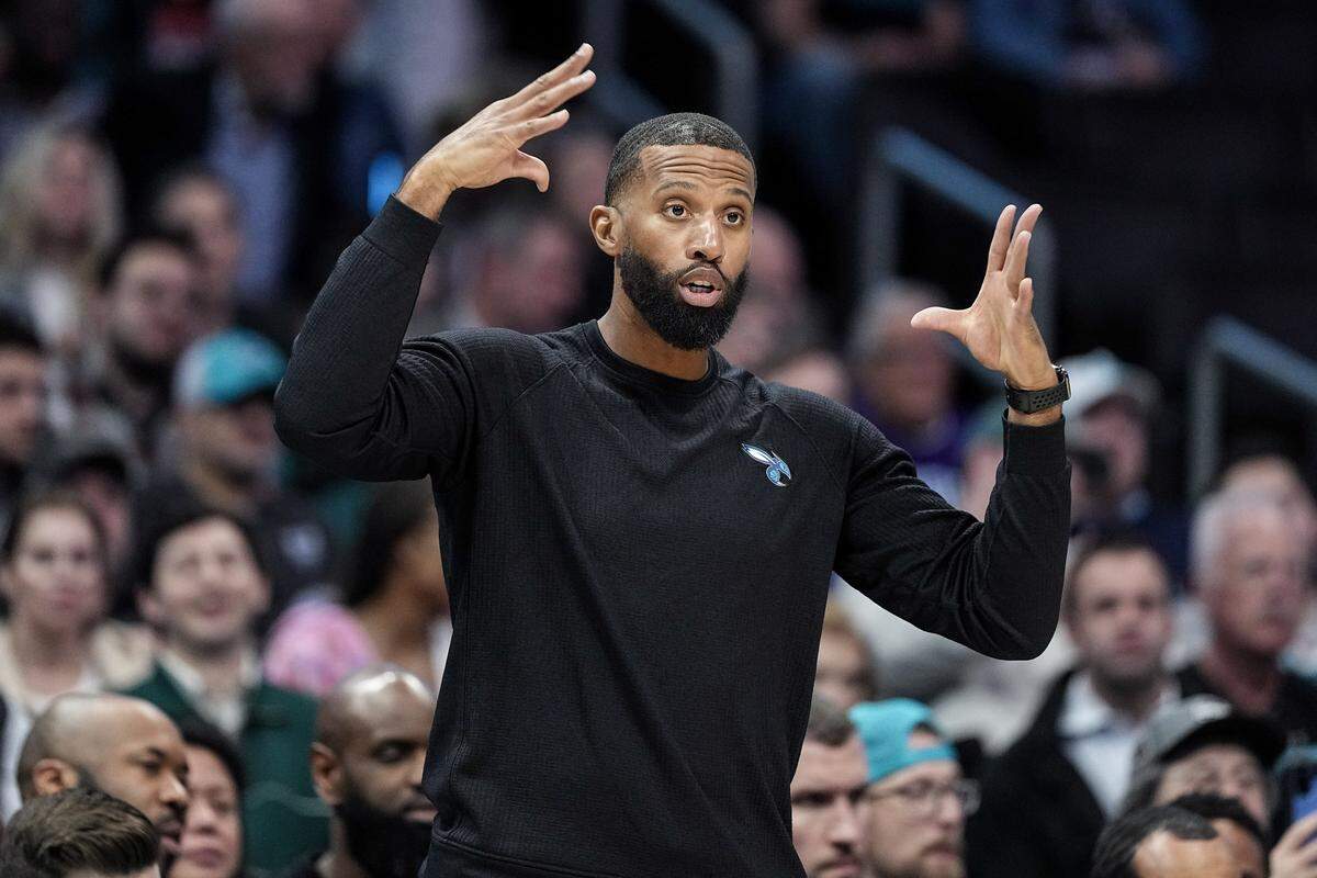 Charlotte Hornets head coach Charles Lee reacts during the first half of an NBA basketball game against the Toronto Raptors, Wednesday, Jan. 7, 2026, in Charlotte, N.C.
