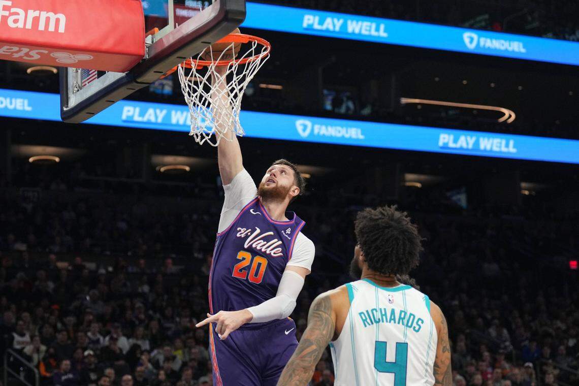  Phoenix Suns center Jusuf Nurkic (20) dunks over Charlotte Hornets center Nick Richards (4) during the second half at Footprint Center.