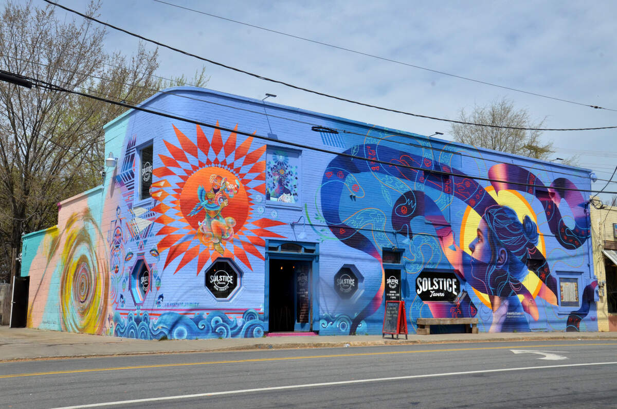 Brand the Moth managed a project that merged three artists — Nick Napoletano, Jonay Di Ragno and Georgie Nakima —&nbsp;to cover the walls of Solstice Tavern.