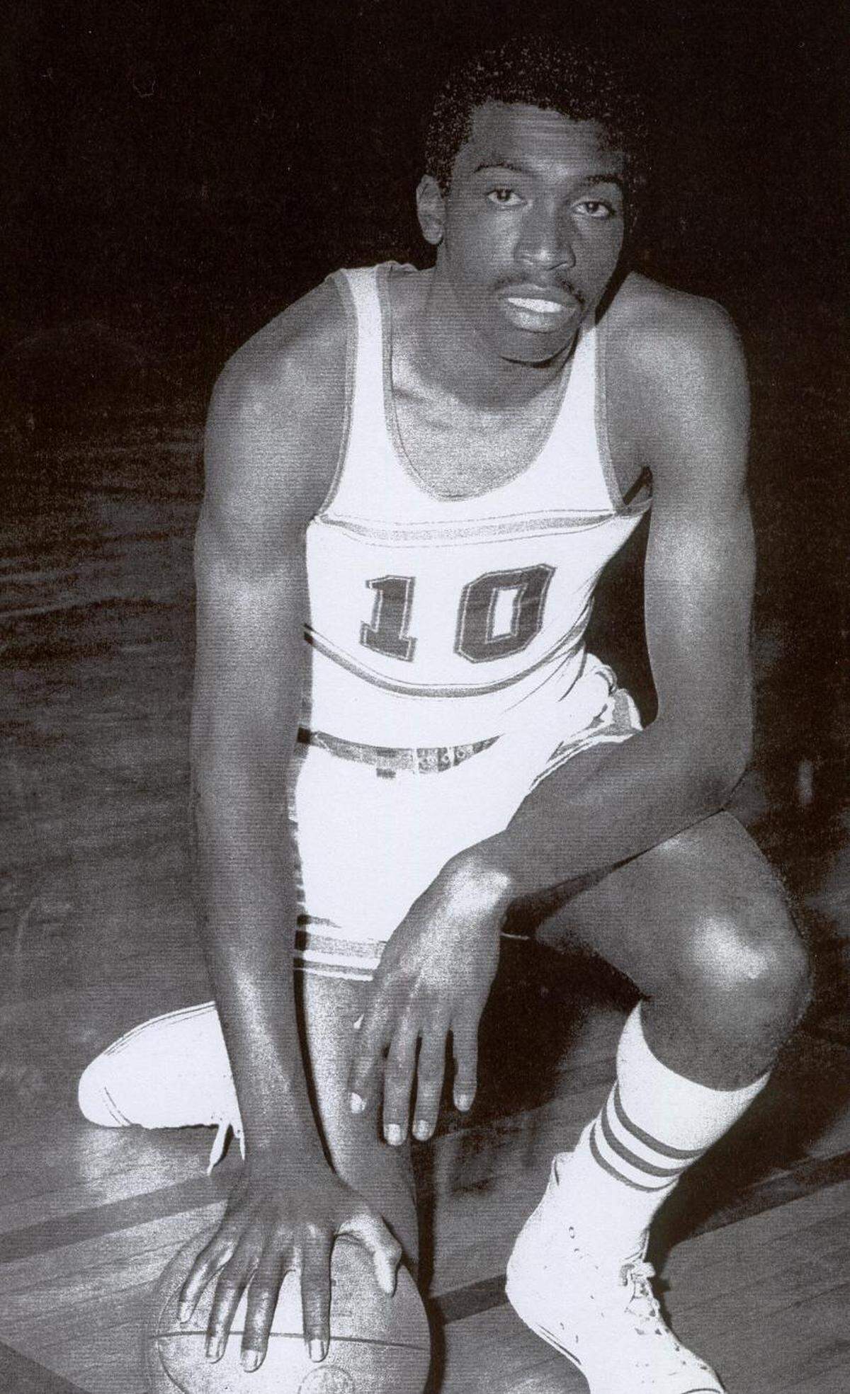 As a senior in 1966-67, Earl “The Pearl” Monroe led Winston-Salem State to an NCAA Division II title while averaging 41.5 points per game.