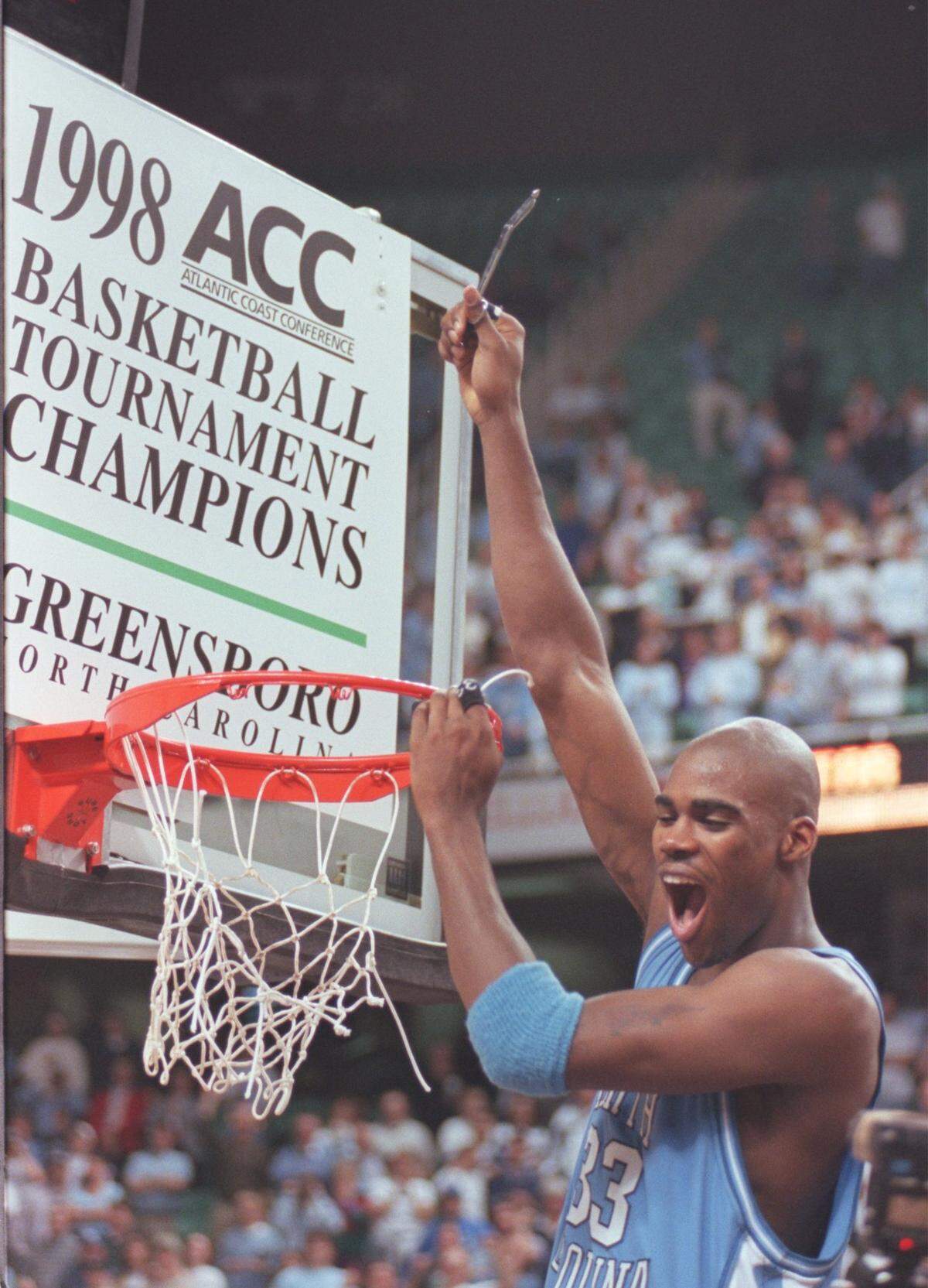 UNC-DUKE5.SP.030898.TSS---Antawn Jamison takes a snip at the net. STF/SCOTT SHARPE
