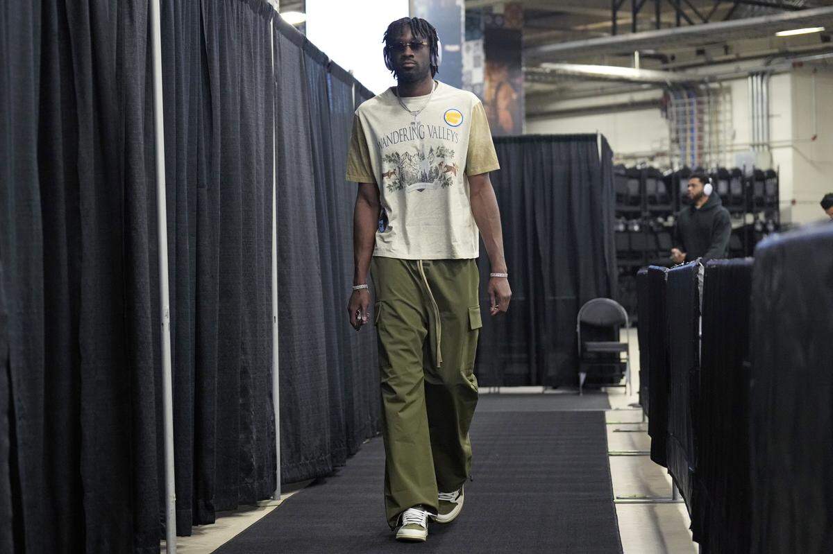 Charlotte Hornets center Mark Williams (5) enters Frost Bank Center before a game against the San Antonio Spurs.