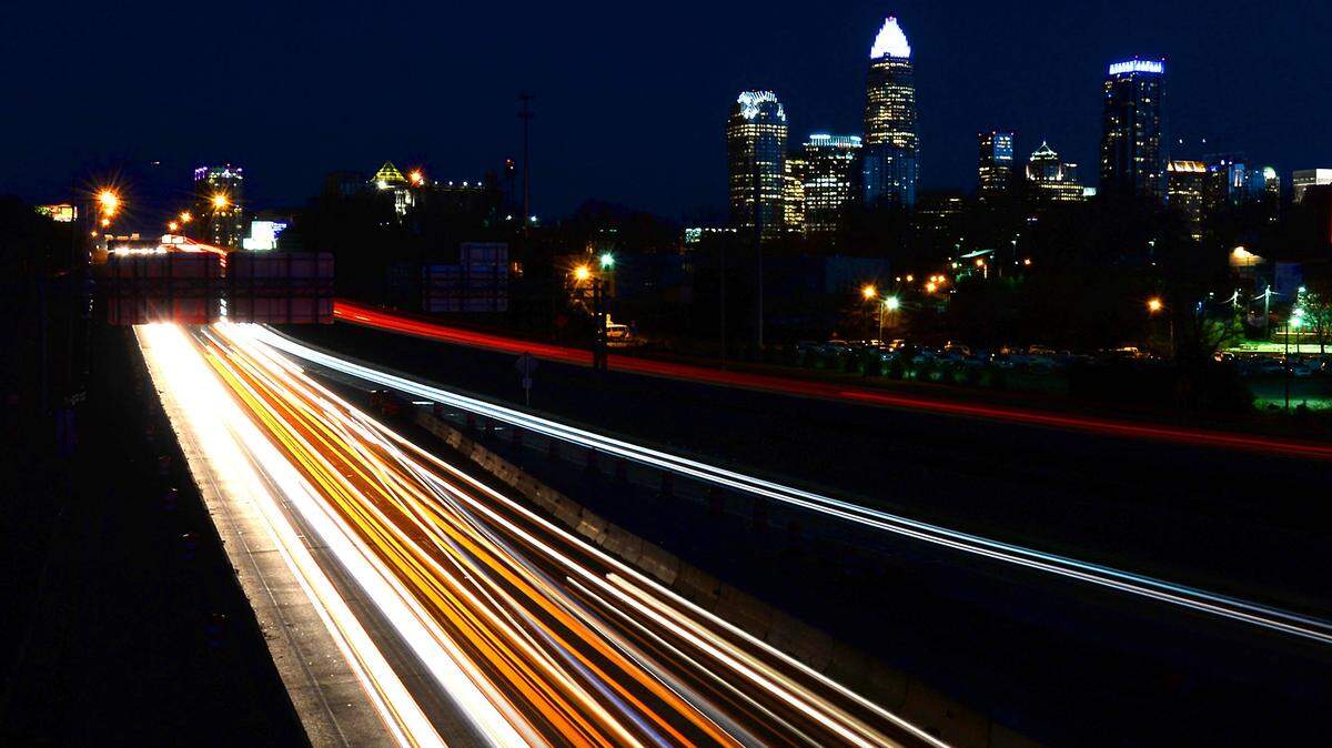Driver headlights and tail lights stream by on Brookshire Freeway in Charlotte in this 2017 Charlotte Observer file photo. I-277 overnight lane closures have begun for bridge improvements along the uptown loop.