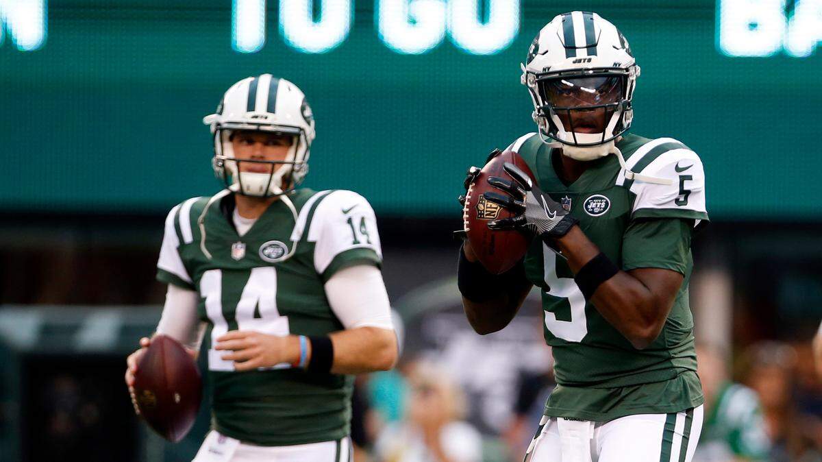 Former New York Jets quarterback Sam Darnold (14) and quarterback Teddy Bridgewater (5) warm up before an NFL football game against the New York Giants on Aug. 24, 2018, in East Rutherford, N.J. Both are now Carolina Panthers.