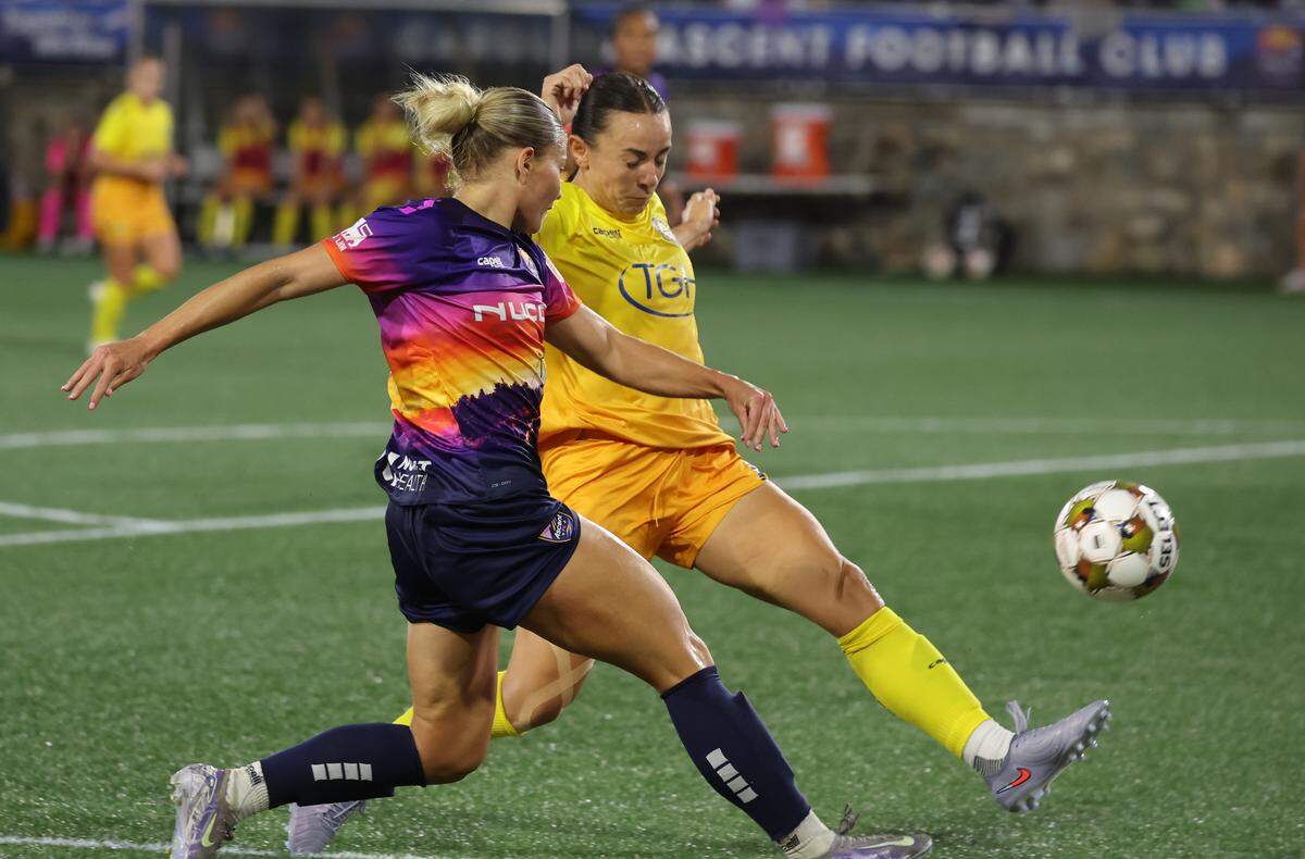 Carolina Ascent's Mackenzie George, left, and Tampa Bay Suns’ Sabrina McNeil battle for position Saturday, Sept. 6, 2025 in Charlotte.