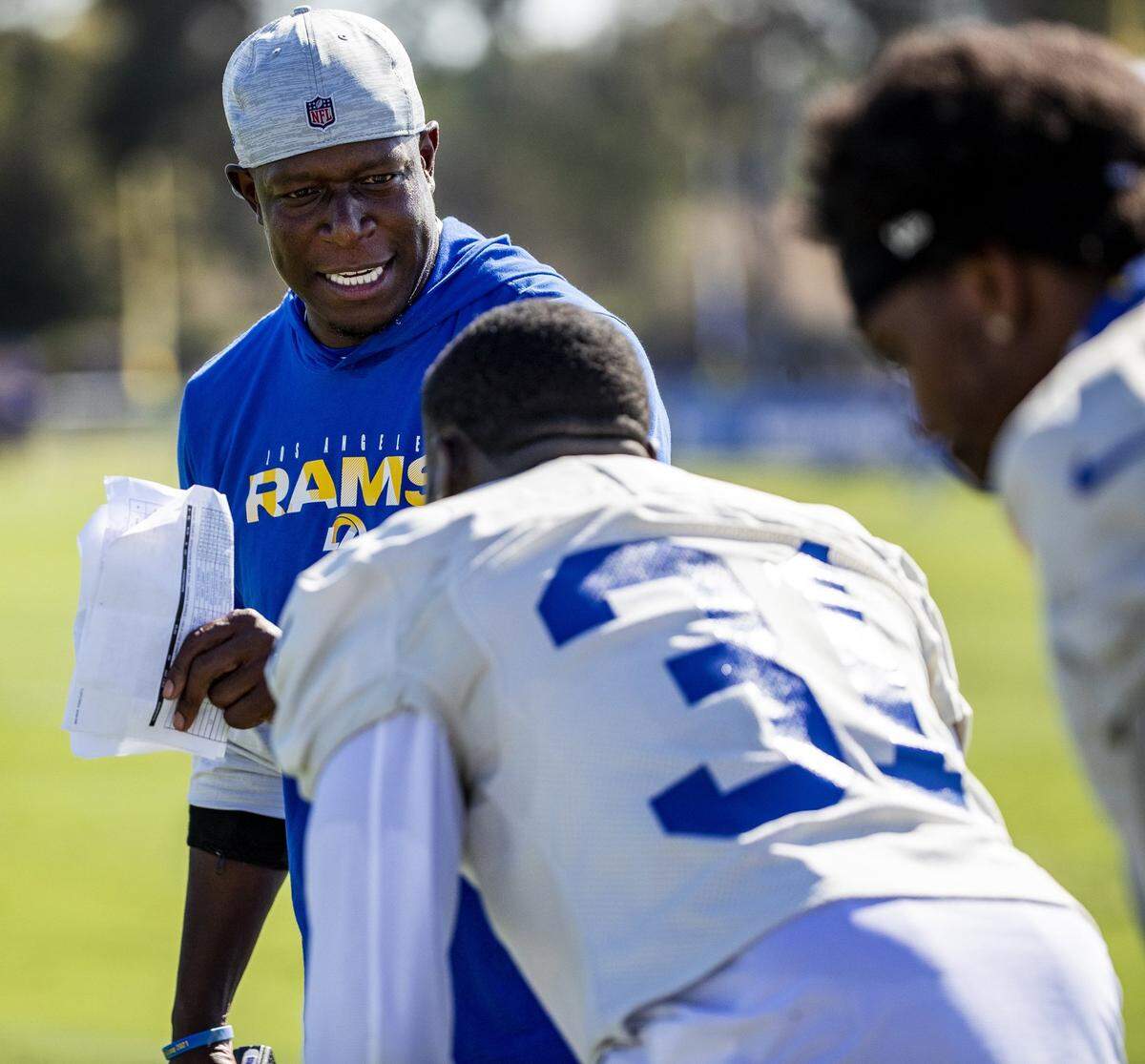 Los Angeles Rams defensive coordinator Raheem Morris works with players during training camp on July 28, 2021, in Irvine, California. (Gina Ferazzi/Los Angeles Times/TNS)