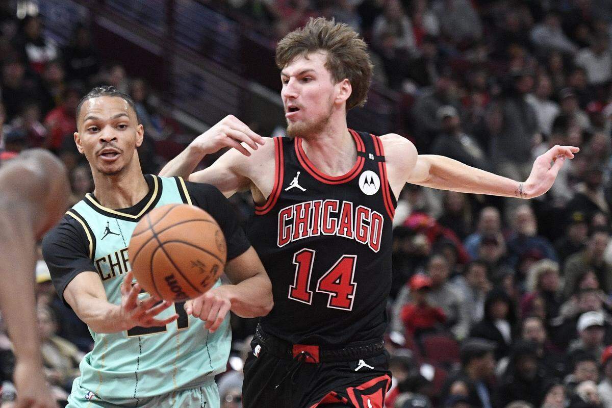 Charlotte Hornets guard Isaiah Wong (21) passes away from Chicago Bulls forward Matas Buzelis (14) during the second half at the United Center.
