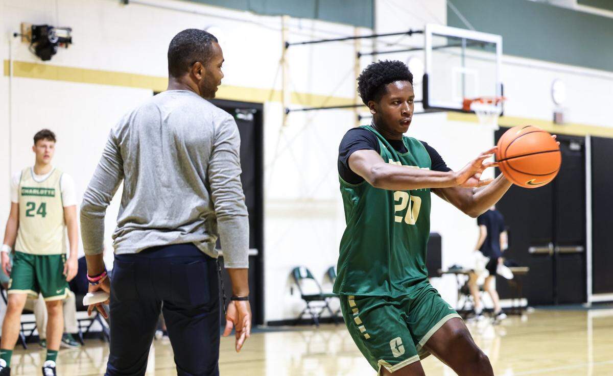Charlotte 49ers Robert Braswell IV passes the ball during practice at the Halton Arena at in Charlotte, N.C., on Wednesday, November 2, 2022.