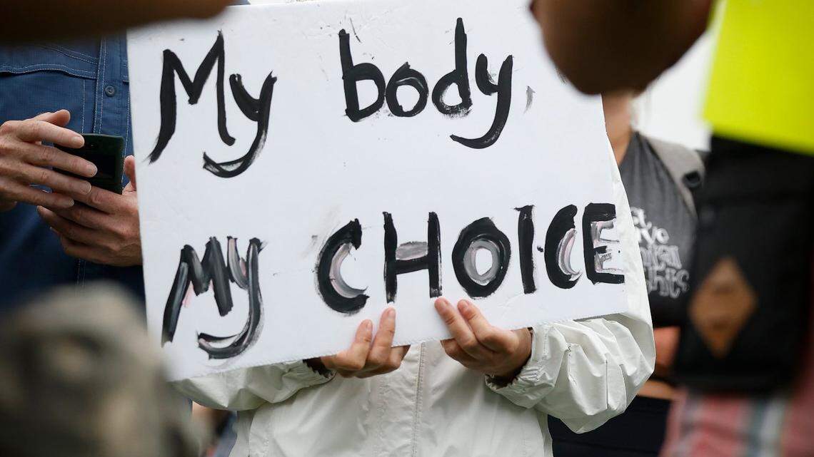 Eva Templeton, de Charlotte, Carolina del Norte, lleva un cartel que dice 'Mi cuerpo, mi decisión)' en una manifestación por el derecho al aborto en el First Ward Park de Charlotte, el domingo 10 de julio de 2022.