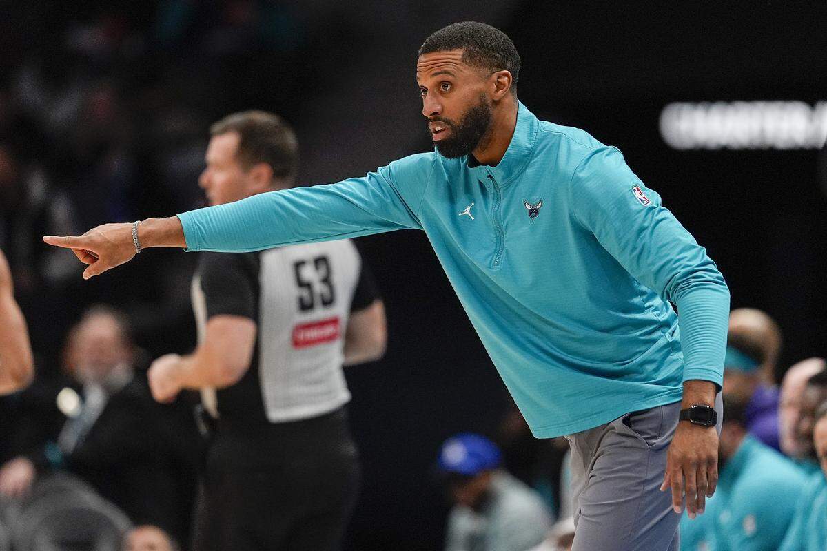 Charlotte Hornets head coach Charles Lee during the first half against the Milwaukee Bucks at Spectrum Center. 