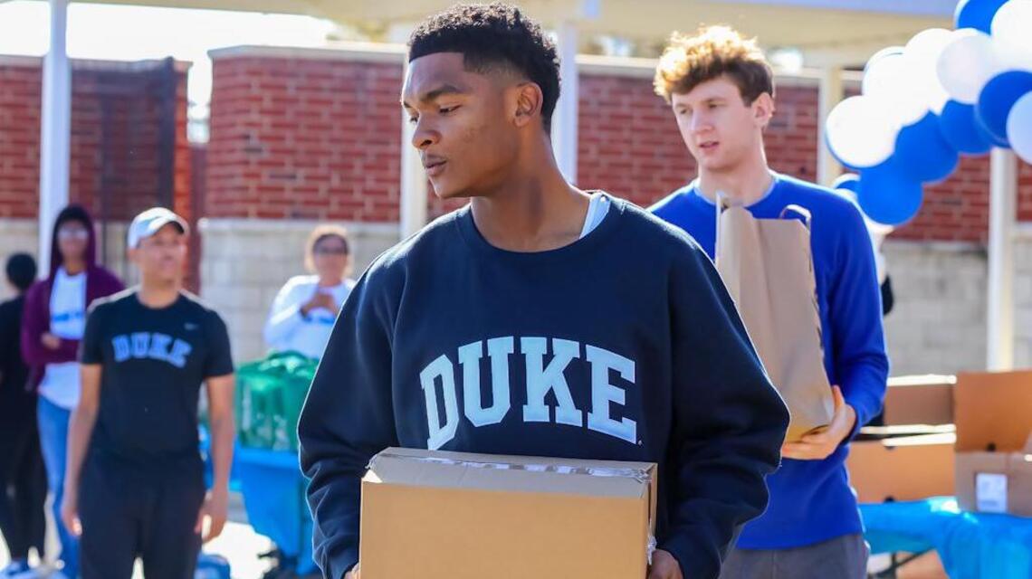 Duke’s Caleb Foster hosts Thanksgiving food drive at Charlotte-area middle school