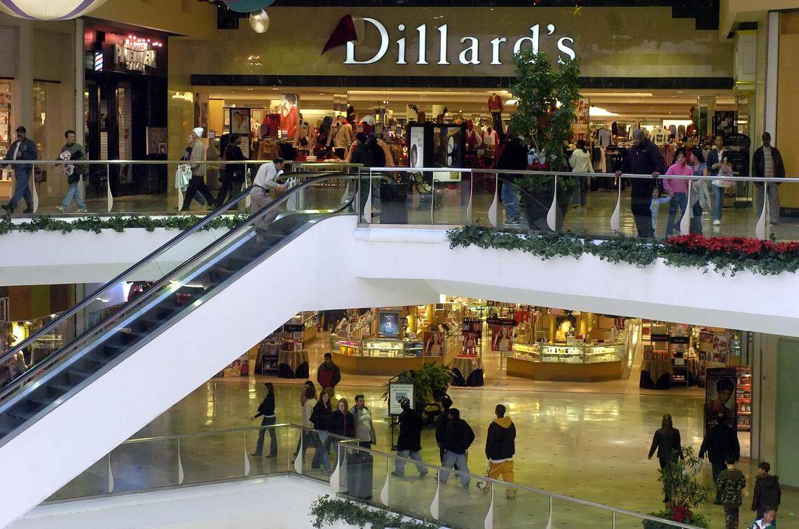 12/20/04 Shoppers at Eastland Mall walk along both levels of the mall, continuing to to shop, in the days before Christmas. Christmas shopping for retailers has been a mixed picture, with some doing well, and some not so well. DAVID T. FOSTER III-STAFF