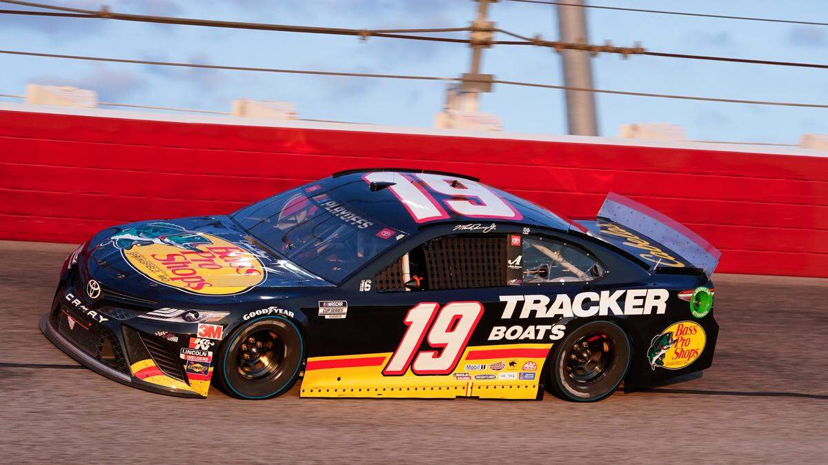 Martin Truex Jr. (19)