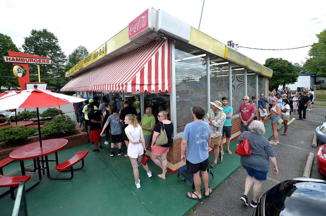 Patrons of Zack’s Hamburgers lined up around outside on Monday, June 28, after the announcement that the restaurant would be closing.