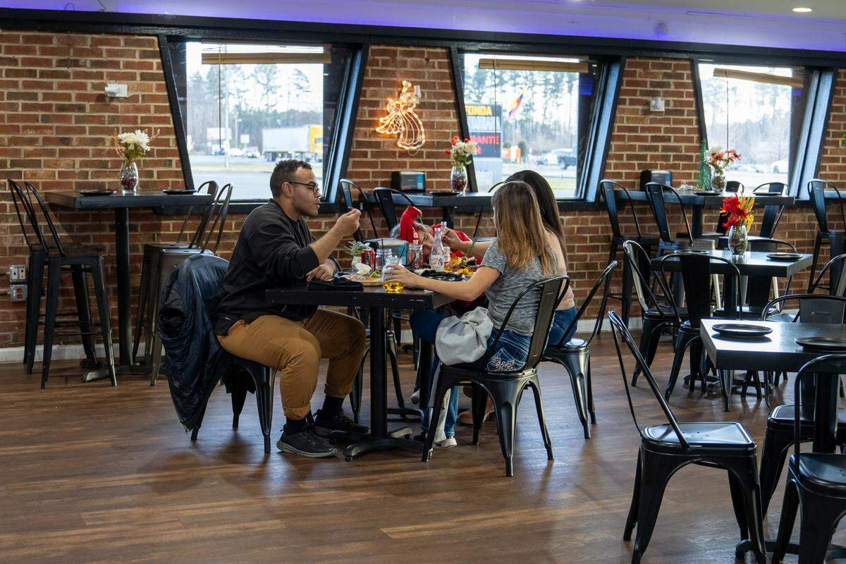 A family eats at República Restaurant & Lounge in Matthews.