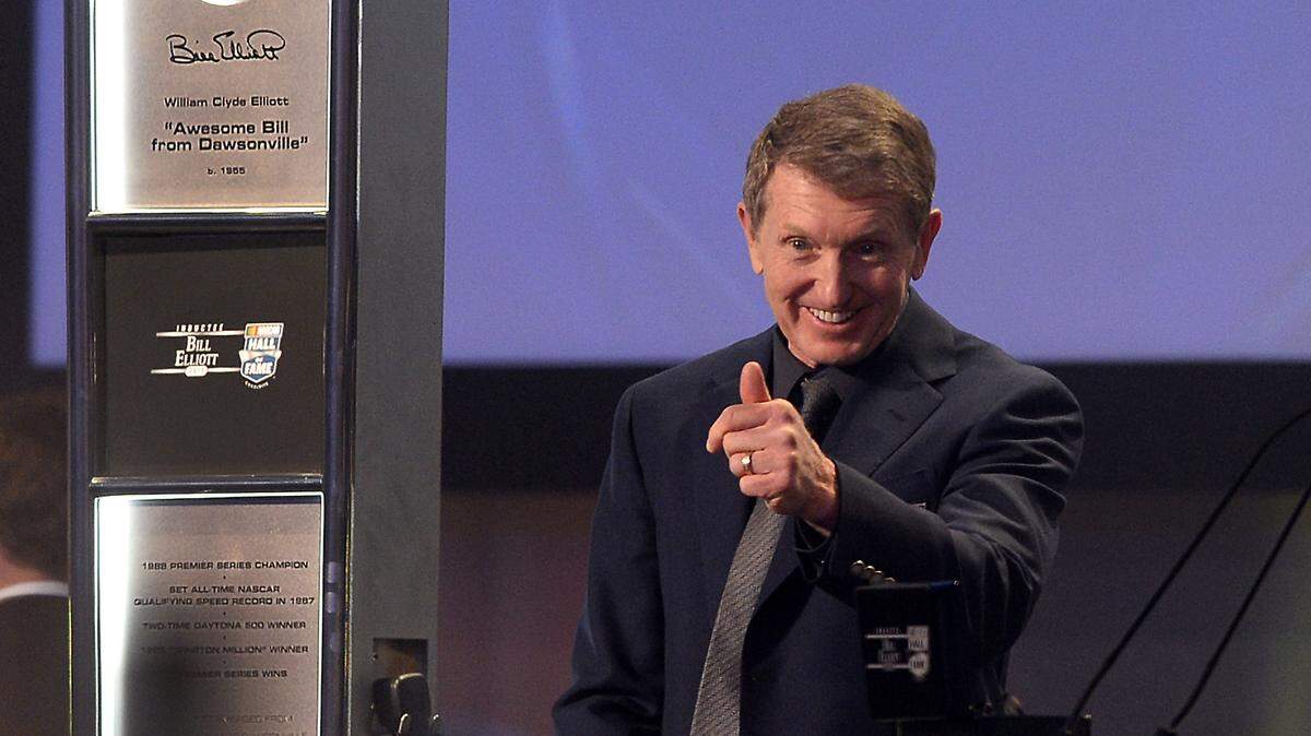 Former NASCAR driver Bill Elliott gives the thumbs up to the cheering audience members after being introduced during the NASCAR Hall of Fame Class of 2015 Induction Ceremony on Friday, January 30, 2015.