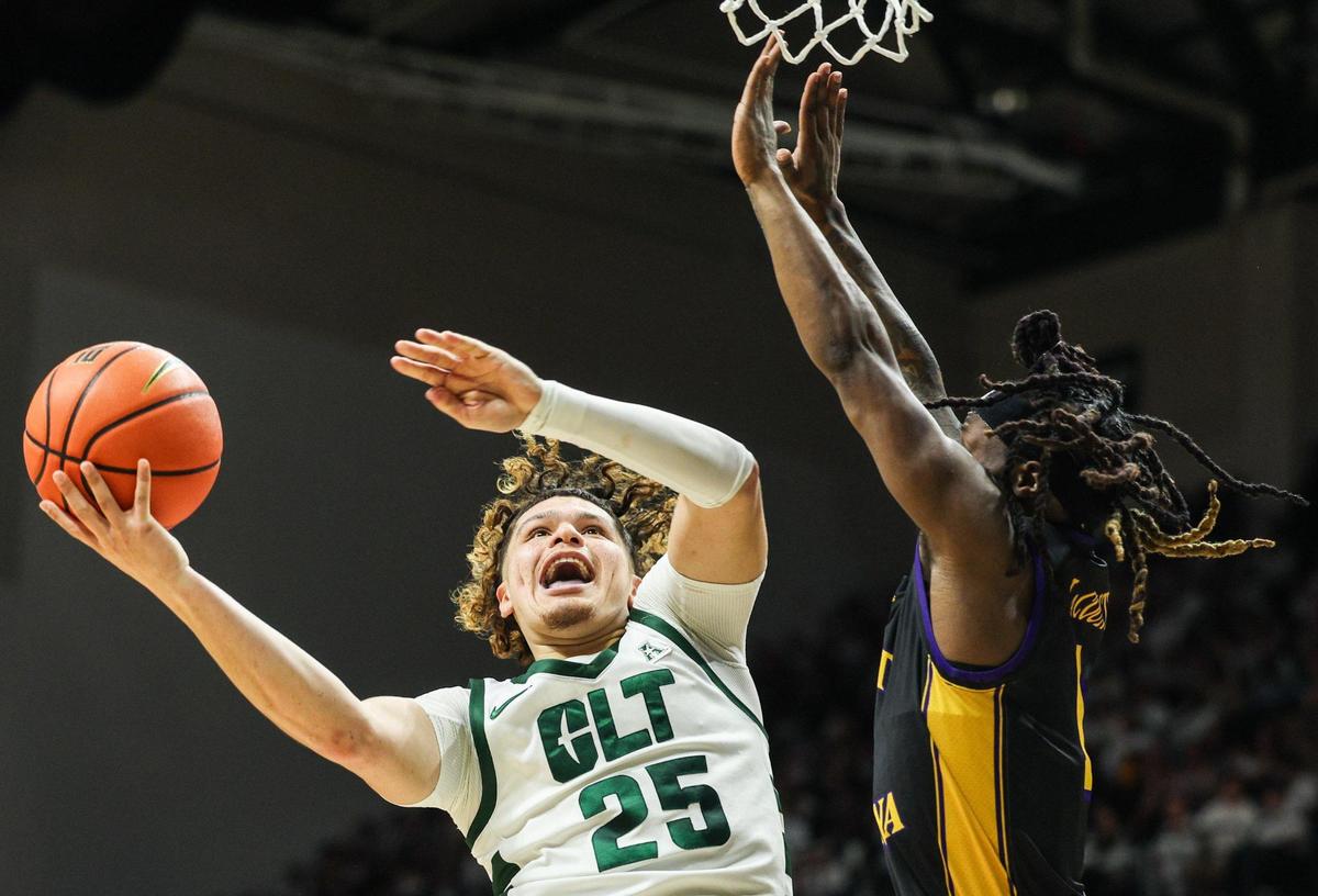 49ers guard Lu’Cye Patterson (25) extends for a basket in Charlotte’s win over East Carolina Saturday. Patterson led Charlotte with 16 points.