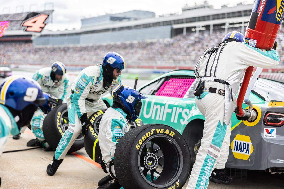NASCAR Cup Series driver Chase Elliott (9) makes a pit stop during the the Bank of America Roval 400 on Sunday, Oct. 5, 2025, at Charlotte Motor Speedway.