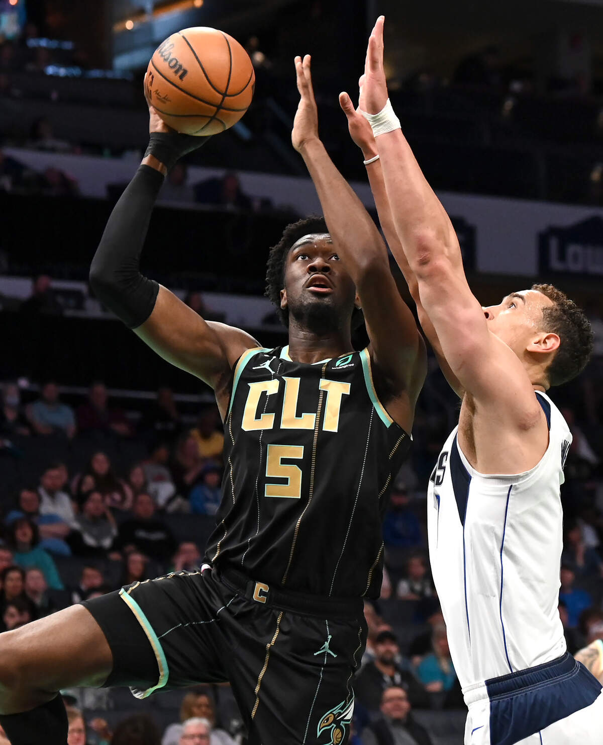 Charlotte Hornets center Mark Williams, left, turns to take a shot over Dallas Mavericks center Dwight Powell, right, during first half action at Spectrum Center in Charlotte, NC on Sunday, March 26, 2023.