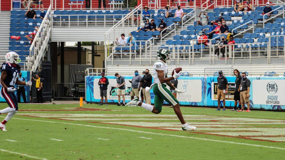 Charlotte’s Cam Dollar scores during the first quarter of the 49ers’ 21-17 loss against Florida Atlantic on Saturday.