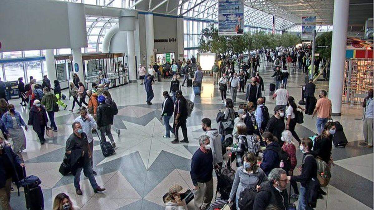 Passenger activity resumed at the Charlotte airport after passengers were evacuated due to a kitchen fire.
