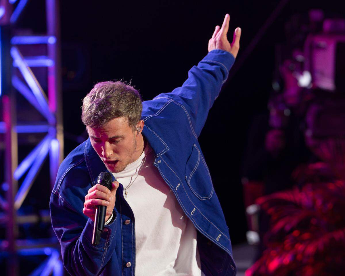 Charlotte native Blake Proehl performs in front of “American Idol” judges in Hawaii.