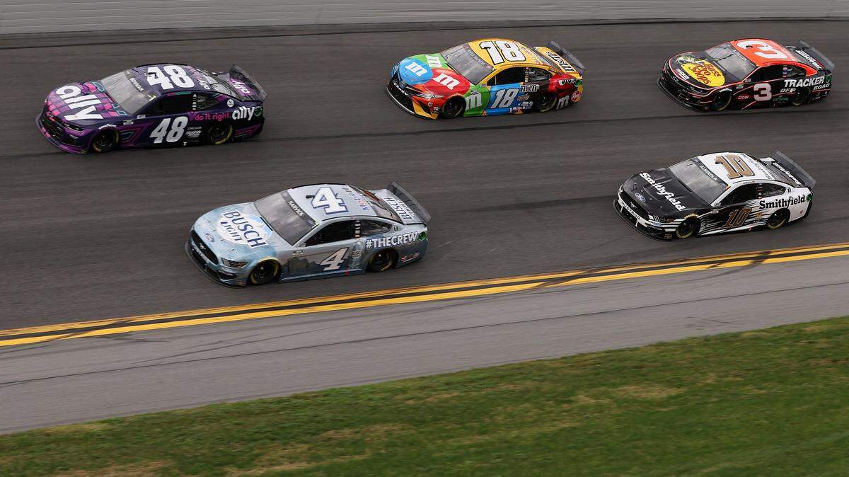 DAYTONA BEACH, FLORIDA - FEBRUARY 14: Alex Bowman, driver of the #48 Ally Chevrolet, and Kevin Harvick, driver of the #4 Busch Light #TheCrew Ford, lead the field during the NASCAR Cup Series 63rd Annual Daytona 500 at Daytona International Speedway on February 14, 2021 in Daytona Beach, Florida. (Photo by James Gilbert/Getty Images)